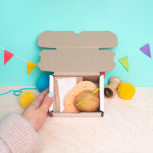 Load image into Gallery viewer, Pom Pom Bee &amp; Daisy Garland Craft Kit
